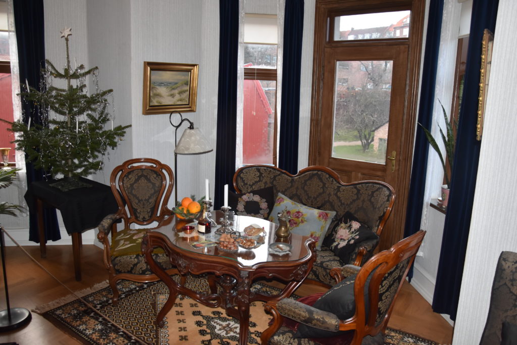 The apartment of Miss Bodil Sneum (1974) at Den Gamle By at Christmastime (til jul)