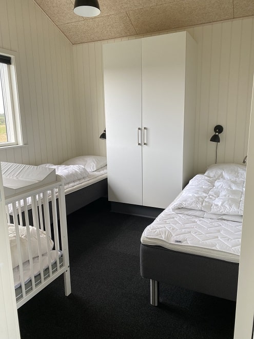 childrens-bedroom-in-a-cabin-at-lalandia-sondervig-hytter-denmarl